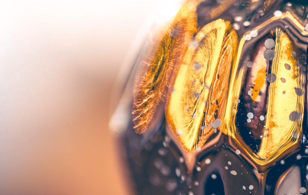 Makroaufnahme einer Weihnachtskugel in goltönen