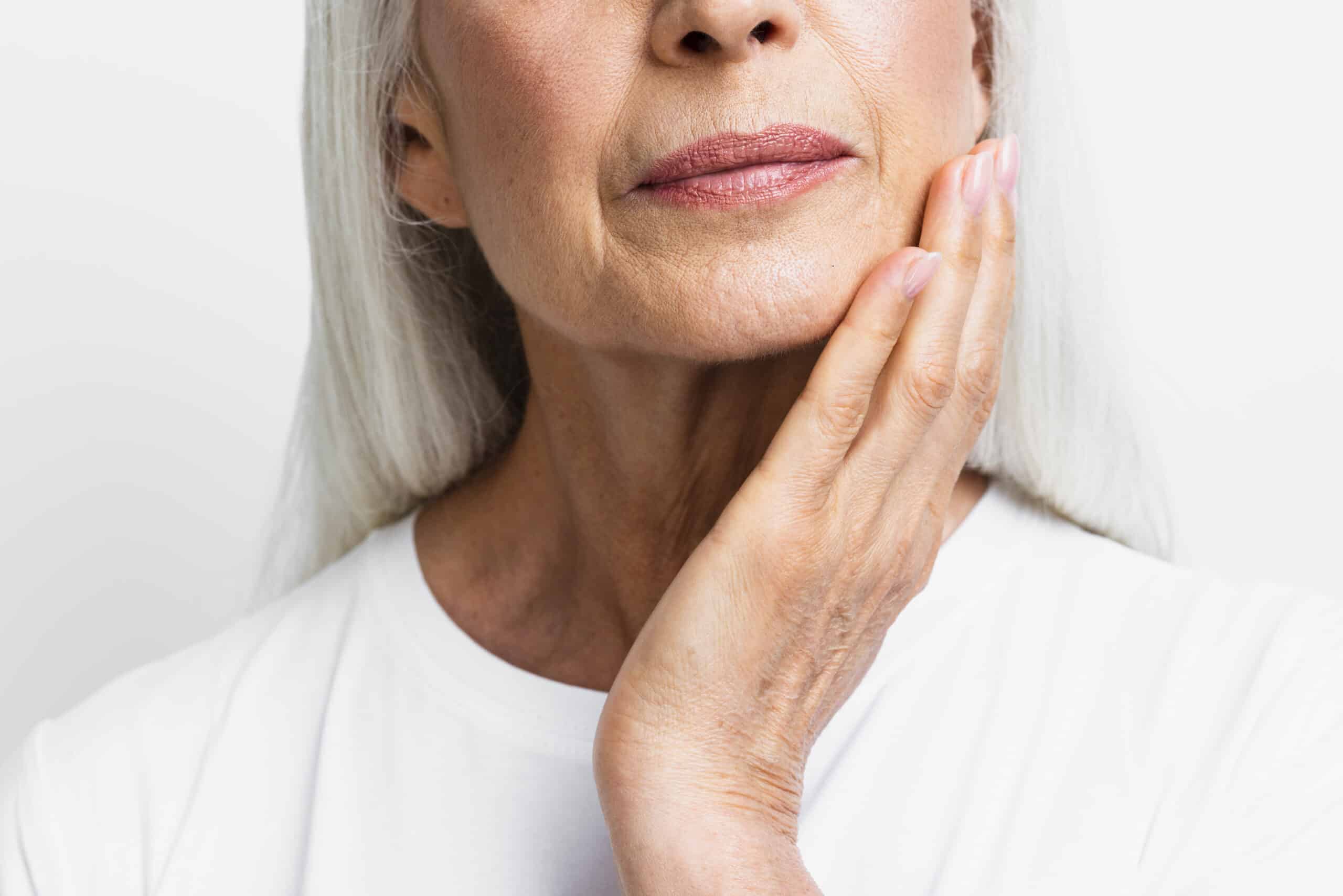 Ausschnitt des unteren Gesichtsdrittel einer älteren Dame